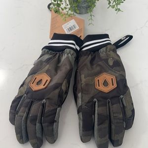 Women’s Volcom Bounty glove.